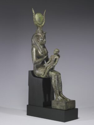 Afbeelding in het Publieke Domein op 25 juni 2026 opgevraagd van https://commons.wikimedia.org/wiki/File:Egyptian_-_Isis_with_Horus_the_Child_-_Walters_54416_-_Three_Quarter_Right.jpg?uselang=en#Licensing