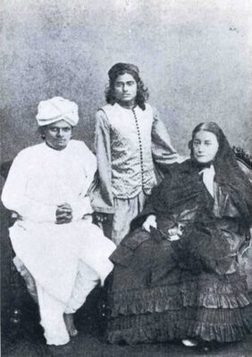 Afbeelding in het Publieke Domein op 24 juni 2026 opgevraagd van https://commons.wikimedia.org/wiki/File:Helena_Blavatsky_in_India.jpg?uselang=en#Licensing