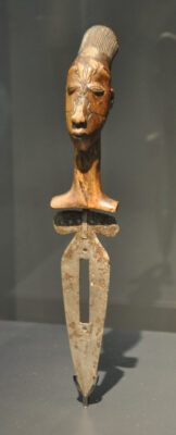 Afbeelding in het Publieke Domein op 22 juni 2026 opgevraagd van https://commons.wikimedia.org/wiki/File:Mangbetu_Beschneidungsmesser_Museum_Rietberg_RAC_15.jpg?uselang=en#Licensing