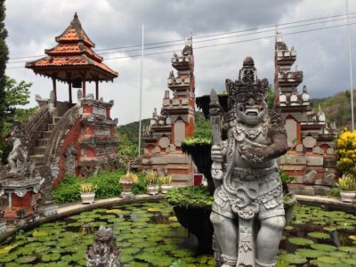 Bron in het Publieke Domein van Brahmavihara Amara Buddhist Temple taken the first time I visited Bali. Statues and architecture have local Hindu influence, which makes this temple particularly unique.
Source: 21 November 2012 (original work) Author Daniel Pratt.