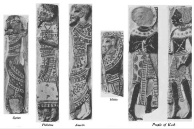 Afbeelding in het Publieke Domein op 21 juni 2026 opgevraagd van https://commons.wikimedia.org/wiki/File:Ramesses_III_prisoner_tiles_from_Tell_el-Yahudiya,_catalogued_in_1908_by_the_Boston_Museum_of_Fine_Arts.jpg?uselang=de