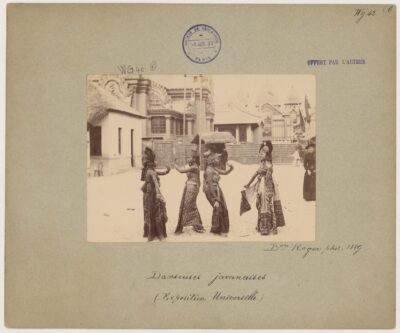 Bron uit het Publieke Domein van een litho uit 1876 van Danseressen aan het hof van de Sultan. De litho is gemaakt naar een tekening van F.C. Wilsen. Pagina 7 van de map "De Indische Archipel", Den Haag, 1865-1876, met daarin 24 kleurenlitho's, van objectnr. 3728-430 t/m 3728-479. Bedoyo danseressen aan het hof van de sultan van Yogyakarta. Source: Wereldmuseum Amsterdam.