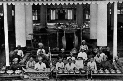 Bron uit het Publieke Domein van een Gamelan Orchestra Cropped, resized and re-normalized to black and white from the plate facing p127 of 'Java, Sumatra and Other Islands of The Dutch East Indies' by A. Cabaton. (Translated to English with a preface by Bernard Mill.) Published by T. Fisher Unwin, 1911. Image from full text available at The Internet Archive. Source Java, Sumatra and Other Islands of The Dutch East Indies.