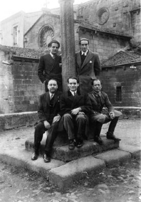 Afbeelding in het Publieke Domein ontleend aan https://commons.wikimedia.org/wiki/File:Garc%C3%ADa_Lorca_en_Betanzos_con_Ram%C3%B3n_Fern%C3%A1ndez_Cid,_Jos%C3%A9_%C3%81lvarez_S%C3%A1nchez-Heredero,_Francisco_Esteve_Barb%C3%A1_e_Jos%C3%A9_Barbeito._Maio_1932.jpg op 9 feb 2025