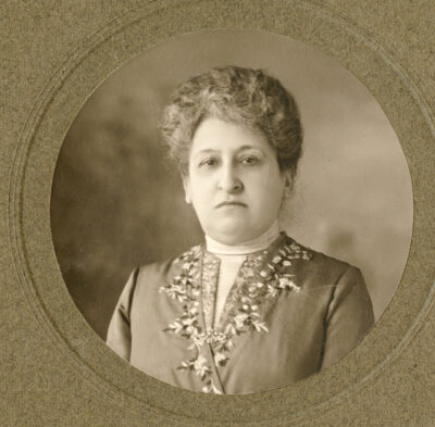 Afbeelding in het Publieke Domein op 22 mei 2026 opgevraagd van https://commons.wikimedia.org/wiki/File:Aletta_Jacobs,_1895-1905_-_Original.jpg