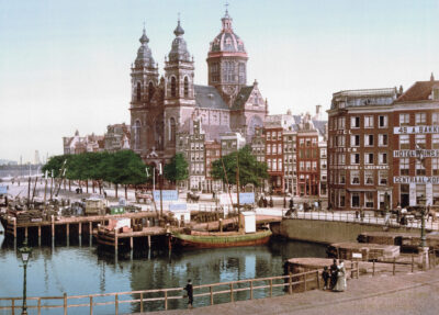 Afbeelding in het Publieke Domein op 21 mei 2026 opgevraagd van https://commons.wikimedia.org/wiki/File:Amsterdam_St_Nicolaaskerk_1900.jpg