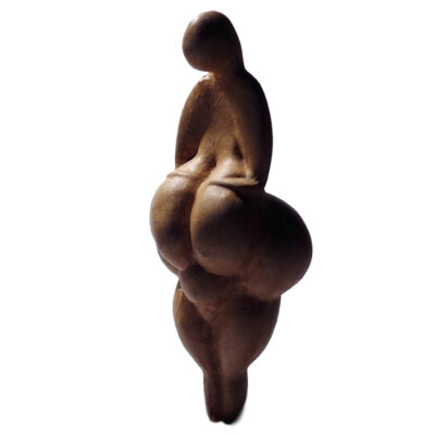 Afbeelding in het Publieke Domein op 22 mei 2026 opgevraagd van https://commons.wikimedia.org/wiki/File:Venus_de_Lespugue_(replica).jpg?uselang=nl#Licentie